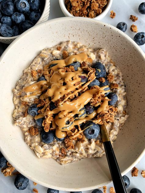 Classic Overnight Oats: The Breakfast Staple - rachLmansfield No Bake Oatmeal Bars, Healthy Chocolate Chip, Healthy Breakfast Recipes Easy, Healthy Food Dishes, Healthy Food Motivation, Overnight Oats Recipe, Oats Recipes, Oatmeal Recipes, The Breakfast