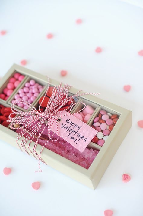 Valentine candy box 1 Diy Valentine's Gifts For Friends, Valentines Candy Gifts, Diy Valentines Day Gifts For Him, Saint Valentin Diy, Cadeau St Valentin, Diy Party Crafts, Valentines Bricolage, Fashionista Outfits, Bday Gifts For Him