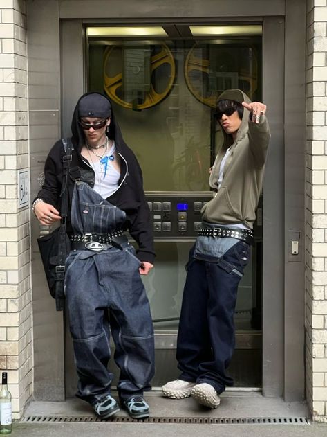 Baggy Overalls Outfit Men, Overalls Outfit Y2k, Overalls Outfit Baggy, Overalls Outfit Streetwear, Baggy Overalls Outfit Aesthetic, Mens Overalls Outfits Street Styles, Thrift Fashion Mens, Y2k Hoodie Outfit, Overalls With Hoodie