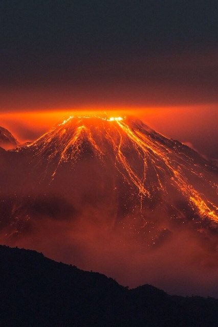 Erupting Volcano, The Wizard Of Oz, Natural Phenomena, Quito, Live Wallpapers, Amazing Nature, Volcano, Natural Wonders, Mother Earth