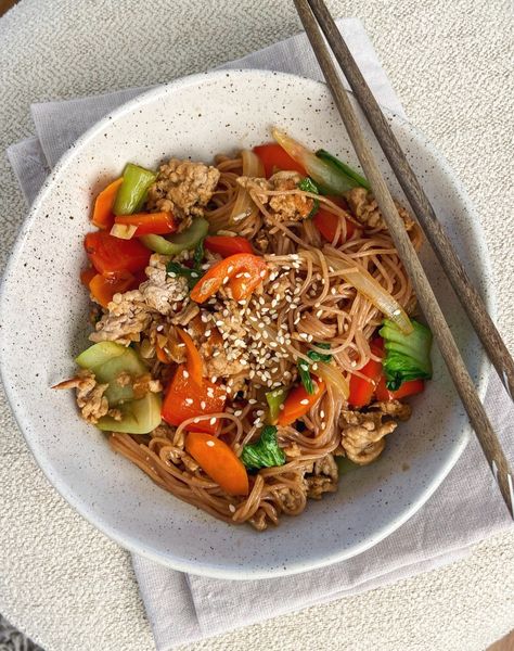 Pork Chow Mein Pork Chow Mein Recipe, Pork Chow Mein, Chow Mein Recipe, Chinese Pork, Chinese Takeaway, Lean Pork, Fry Sauce, Chow Mein, Rice Wine