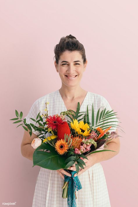 Flower Bouquet Sunflower, Sunflower Portrait, Woman Holding Flowers, Bouquet Sunflower, Tropical Bouquet, Smile Images, Smiling Woman, Holding Flowers, Image Fun