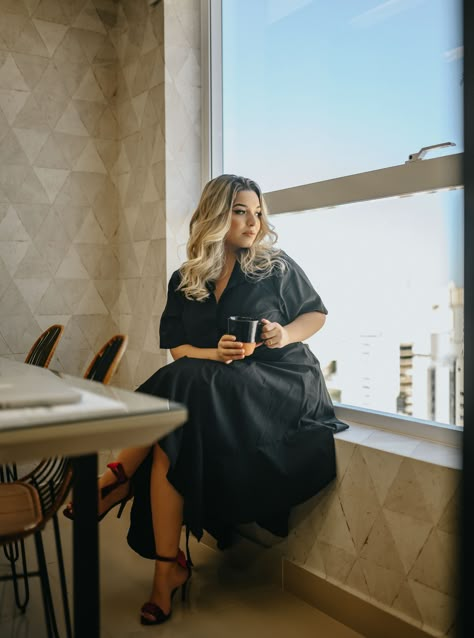 Plus Size Lifestyle Photography, Poses For Plus Size Women Flattering, Plus Size Portraits, Plus Size Portrait Photography, Plus Size Fotografie, Curvy Poses Photography, Plus Size Poses For Pictures, Plus Photoshoot, Plus Size Photo Shoot Ideas