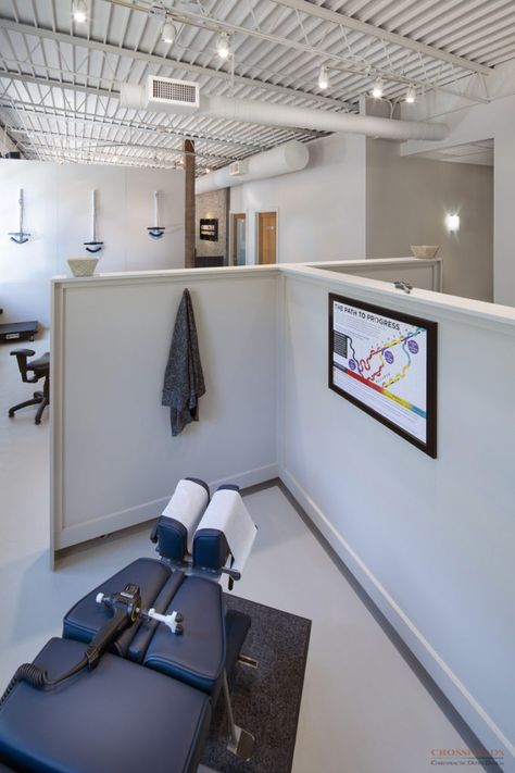 Semi-Open Adjusting with movable T-Wall. View of cervical traction beyond. Oakhurst Osteopathy Clinic Interiors, Physiotherapy Photography, Chiropractor Office Design, Community Acupuncture, Chiropractic Office Decor, Chiro Office, Chiropractic Office Design, Model Office, Clinic Interior