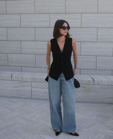 Waistcoat Summer Outfit, Waistcoat Outfit Ideas, Black Vest And Jeans Outfit, Zara Vest Outfit, Black Waistcoat Outfit, Waistcoat Outfit Women, Black Vest Outfit, Full Black Outfit, Waistcoat Outfit