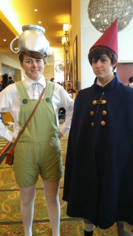 Greg and Wirt, Over The Garden Wall (Ermmahgosssh, that guy cosplaying Wirt is ccuuuuuuuuuttee!) Wirt And Greg Otgw Cosplay, Wirt Y Greg Cosplay, Over The Garden Wall Wirt Cosplay, Wirt Otgw Cosplay, Over The Garden Wall Outfit, Otgw Cosplay, Over The Garden Wall Costume, Over The Garden Wall Cosplay, Wirt Cosplay