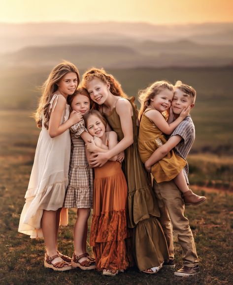 Earth Tone Photoshoot, Extended Family Photography, Extended Family Photos, Large Family Photos, Family Picture Poses, Photography Poses Family, Boho Summer Outfits, Fairytale Photography, Fall Family Photos