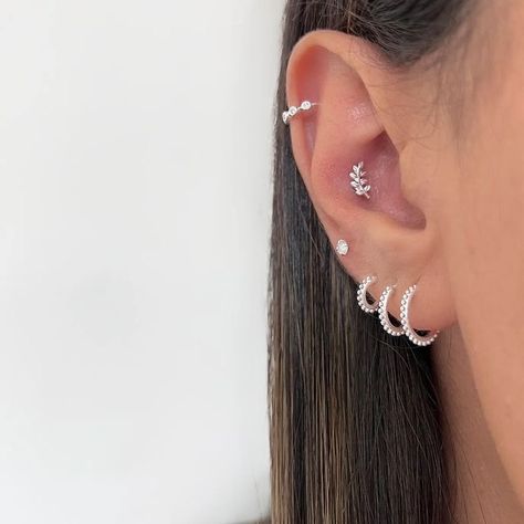 Ear Pearcing Girl, Furo No Conch, Ear Piercing Ideas Aesthetic Simple, Minimalist Ear Piercings, Hacker Aesthetic, Cool Ear Piercings, Pretty Ear Piercings, Ear Party, Piercings Jewelry