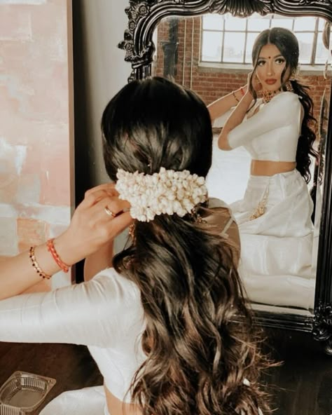 24 Beautiful South Asian Bridal Hairstyles You Will Love - Eternity UK South Indian Hairstyle, Bridal Hairstyle Indian Wedding, Traditional Hairstyle, Bridal Hair Inspiration, Indian Wedding Hairstyles, Indian Photoshoot, Indian Bridal Hairstyles, Asian Bridal, Bridal Hairstyles