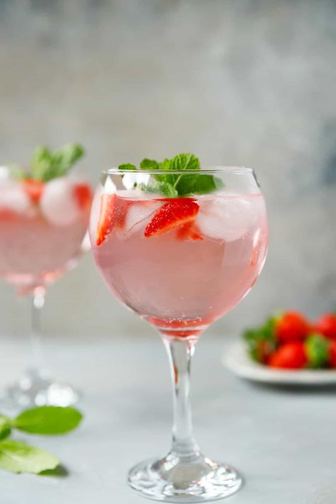 Strawberry Gin And Tonic - a sweet and refreshing cocktail made with fresh strawberries, pink gin, tonic water and ice. Perfect for parties and celebrations. Quick and easy to make, festive with an Strawberry Gin And Tonic, Popular Summer Cocktails, Strawberry Gin, Strawberry Cocktails, Tonic Drink, Refreshing Cocktail, Strawberry Mint, Pink Gin, Creative Desserts