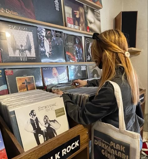 Record Store Date Aesthetic, Listening To Records Aesthetic, Vinyl Shopping Aesthetic, Record Aesthetic Vinyl, Vinyl Shop Aesthetic, Vinyl Store Aesthetic, Record Shop Aesthetic, Vinyls Aesthetic, Vinyl Records Aesthetic