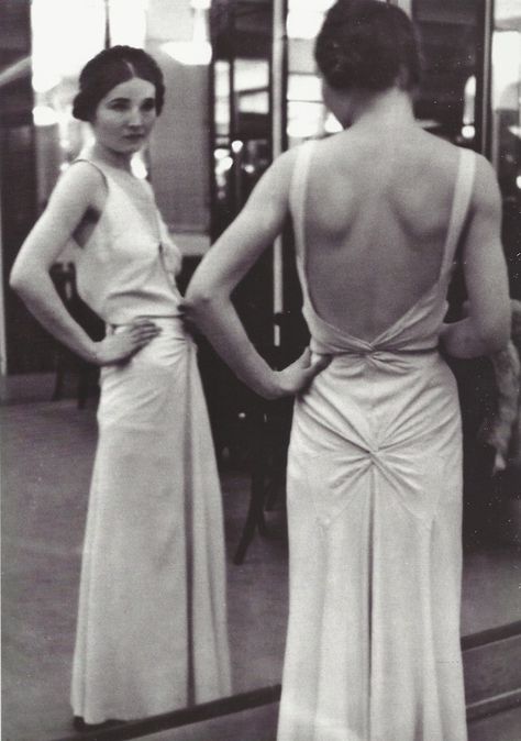 Alfred Eisenstaedt, Chanel Evening Gown, 1930 Chanel Gown, Madeleine Vionnet, Alfred Eisenstaedt, 30s Fashion, Elsa Schiaparelli, Retro Mode, 1930s Fashion, 1920s Fashion, Vintage Glamour