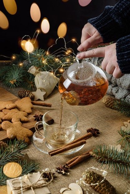 Christmas Tea Photography, Glass Teapot Aesthetic, Christmas Cottage Core Aesthetic, Christmas Tea Aesthetic, Christmas Cups Ideas, Little Women Christmas Aesthetic, Cottagecore Christmas Aesthetic, Cottagecore Christmas Decor, Christmas Teas