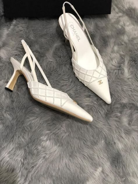 Chanel Shoes Heels White, Chanel White Heels, Classy White Heels, Channel Shoes, Fancy High Heels, Girls Footwear, Chanel Heels, Designer Wedding Shoes, Shoes Heels Classy