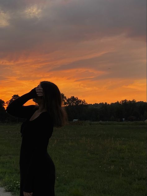 Sunset photoshoot INSPO pose Posing Without Showing Face, Photoshoot Without Face, Without Face Pic, Poses Without Showing Face, Poses Without Face, Photo Without Face, Bsf Pics, Face Pose, Sunset Photoshoot