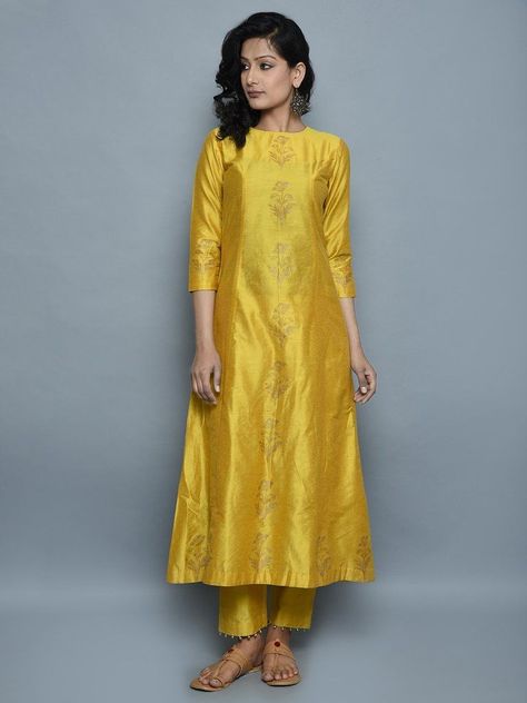 Silk Dress Patterns Indian Kurti, Dress Patterns Indian Kurti Design, Raw Silk Kurti Designs, Silk Kurti Designs Latest Fashion, Western Outfits Dress, Silk Kurti Designs Latest, Dress Patterns Indian Kurti, Kurti Designs Latest Fashion, Indian Kurti Design