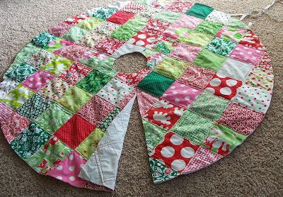 Brown Paper Packages: Patchwork Christmas Tree Skirt Tutorial Holiday Quilt Patterns, Diy Christmas Tree Skirt, Christmas Tree Skirts Patterns, Patchwork Christmas, Skirt Pattern Free, Tree Skirt Pattern, Xmas Tree Skirts, Christmas Quilt Patterns, Christmas Skirt