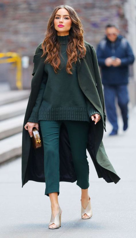 Olivia Culpo in Camilla & Marc out in NYC. #bestdressed Monochromatic Fashion, Monochrome Outfit, Olivia Culpo, Green Pants, Inspired Outfits, 가을 패션, Mode Inspiration, Fall Winter Outfits, Work Fashion