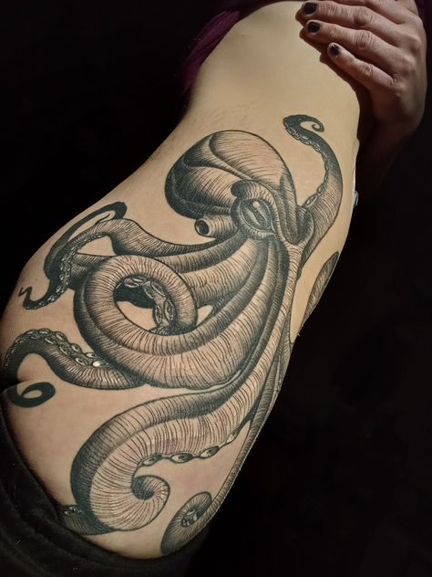 Octopus Rib Tattoo, Tattoo Stomach, Hip Thigh Tattoos, Octopus Tattoo, Rib Tattoo, Blackwork Tattoo, Thigh Tattoo, Body Mods, Blackwork