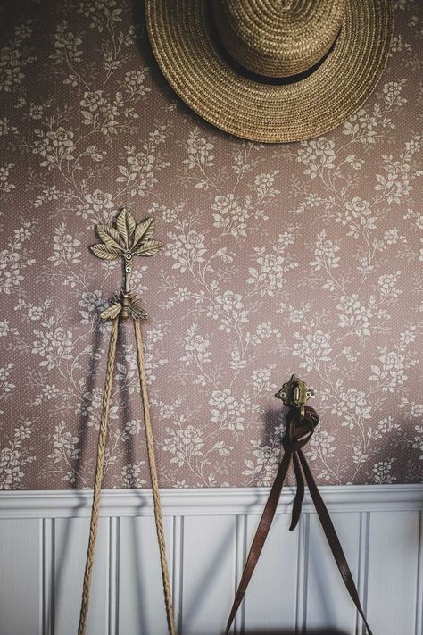 Swedish Cottage, Cottage Room, Painter And Decorator, Mood Wallpaper, Cozy Room Decor, Big Girl Rooms, Bathroom Kids, Rose Wallpaper, Inspiration Wall