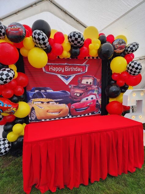 Cars Birthday Backdrop, Cars Theme Birthday Party Balloon Arch, Lightning Mcqueen Decorations, Lightning Mcqueen Backdrop, Lightning Mcqueen Birthday Party Ideas, Lightning Mcqueen Party, Scooby Doo Birthday Party, Cars Birthday Party Decorations, Cars Birthday Cake