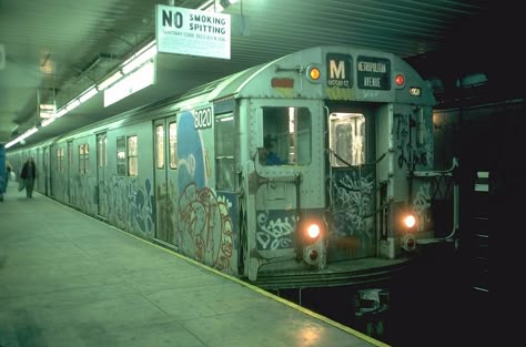 Subway Concept Art, Subway Car Aesthetic, 90s Nyc, Underground Subway Aesthetic, Subway Dark Aesthetic, Subway Station Aesthetic Dark, Nyc Train, Abandoned Metro Station, City Scape