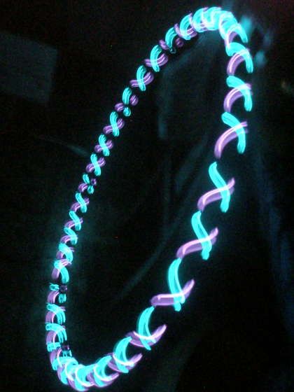 Glow in the dark Hula made w/El Wire for SRP party (In the making) Check out the vid: http://www.youtube.com/watch?v=foTYA8Kqrvc&feature=player_embedded Led Hula Hoop, Gaffer Tape, Hoop Dance, El Wire, Hula Hoops, Glow Party, Neon Party, Neon Glow, Hula Hoop