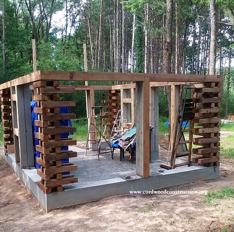 Easy Peasy Stackwall Corners with Cordwood | Cordwood Construction Cord Wood House, Cordwood Construction, Cordwood Homes, University Of Manitoba, Cord Wood, Gambrel Roof, Off Grid Cabin, Cob House, Earth Homes