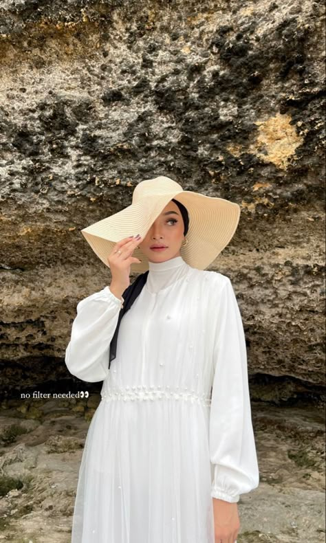 Hijab Outfit Beach Style, Beach Hijab Outfit Ideas, Hijab Beach Outfit, Bali Ootd, Ootd Foto, Beach Dress Outfit, Summer Fashion Outfits Beach, Ootd 2022, Bali Fits