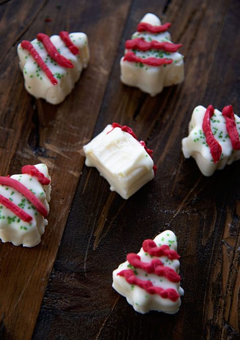 Christmas Tree Cake Fudge - Sweet ReciPEAs Cake Batter Extract Recipes, Cake Batter Extract, Little Debbie Christmas Tree Cakes, Little Debbie Christmas Tree, Baking Lessons, Christmas Tree Cakes, Little Debbie, Tree Cake, Dessert Cake Recipes