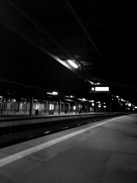 Black And White Train Station, Train Station At Night, Dark Train Aesthetic, Night Black Aesthetic, Dark Train Station, Black And White Aesthetic Grunge, Railway Station Aesthetic, Train Station Aesthetic, Black Aesthetic Grunge