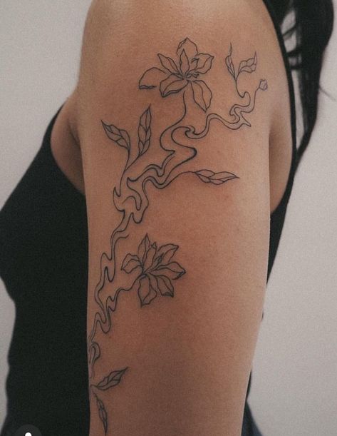 Metamorphosis Tattoo, Jungle Tattoo, Tattoos For Black Skin, Shoulder Tattoos For Women, Discreet Tattoos, Spine Tattoos, Subtle Tattoos, Elegant Tattoos, Abstract Tattoo