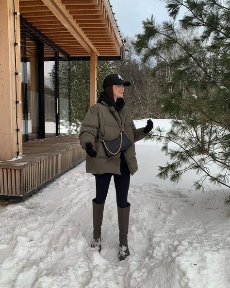 Cute Mountain Outfits, Mountain Outfit Winter, Winter Hiking Outfit Women, Winter Outfits Canada, Mountain Fashion, Cold Fashion, Mountain Outfit, Canada Fashion, Winter Outfits Aesthetic