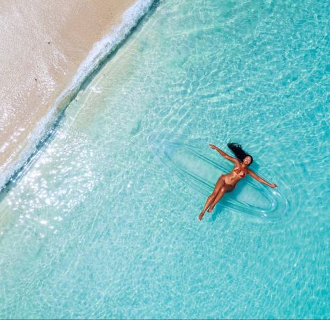 Glass Boat Photoshoot, Turks And Caicos Clear Kayak, Turks And Caicos Photoshoot, Clear Kayak Photoshoot Ideas, Clear Kayak Photoshoot Black Women, Clear Boat Photoshoot, Clear Kayak Photoshoot, Kayak Photoshoot, Vacay Pictures