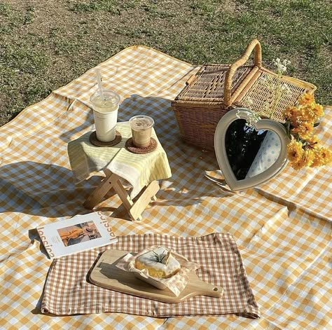 Cottagecore Background, Kpop Crochet, Yellow Picnic, Picnic Pictures, Picnic Inspo, Yellow Aesthetic Pastel, Picnic Aesthetic, Picnic Inspiration, Cottage Aesthetic