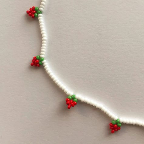 Strawberry Beads Necklace, How To Make A Strawberry Bracelet, Strawberry Seed Bead Bracelet, Beaded Fruit Jewelry, Fruit Beads Jewelry, Fruit Beaded Bracelet Tutorial, Strawberry Jewelry Diy, Strawberry Bracelet Tutorial, Bead Strawberry Pattern