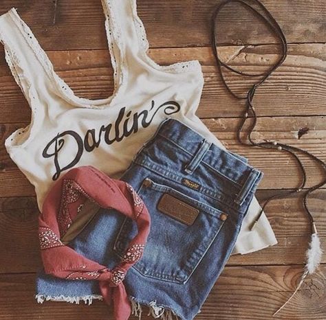 Country Music Festival Outfits Roundup - Collectively Christine Country Music Outfits, Stagecoach Outfits, Country Girl Outfits, Country Music Festival Outfits, Look Festival, Fest Outfits, Country Music Festival, Country Style Outfits, Country Girls Outfits