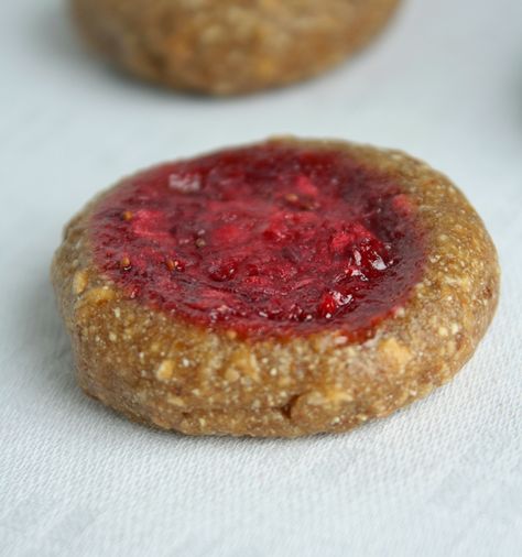 Strawberry Thumbprint Cookies, Raw Deserts, Raw Cookies, Raw Food Diet Plan, Raw Sweets, Easy Vegan Cookies, Raw Treats, Strawberry Breakfast, Raw Vegan Desserts