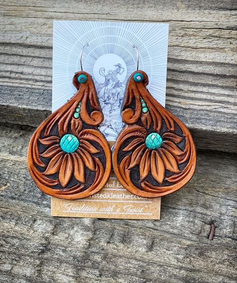 How To Make Leather Jewelry, Hand Tooled Leather Earrings, Leather Earring Patterns, Leather Design Pattern, Leather Earrings Ideas, Tooled Earrings, Tooled Leather Pattern, Tooled Leather Earrings, Custom Leather Work