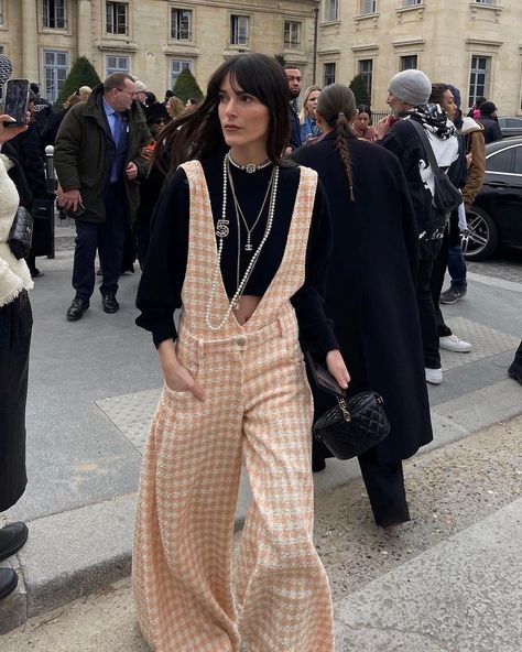 Leia Sfez no Instagram: “Chanello this morning @chanelofficial 🖇️” Leia Sfez, Chanel Street Style, Winter Street Styles, Chanel Details, Le Catch, Punk Street Style, Ski Style, Luxury Lifestyle Fashion, Black Leather Pants