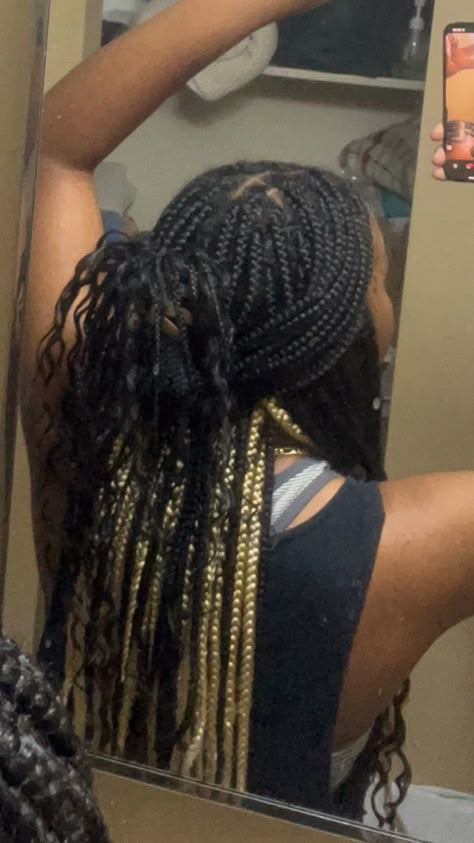 Black And Blonde Peekaboo, Peekaboo Braids With Curly Ends, Black And Blonde Peekaboo Braids, Blonde Peekaboo Braids, Blonde Peekaboo, Peekaboo Braids, Braids With Curly Ends, Black Box Braids, Cute Box Braids