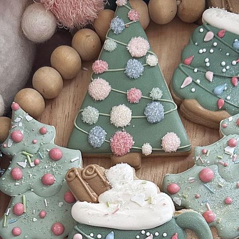 Amy Smith on Instagram: "The trees are up! It’s officially December!! 🎄 . . No artificial colors are used ✨ . #christmasdecor #christmastree #cookies #decoratedcookies #dyefree #noartificialcolors #happydecember #december" Christmas Tree Cookies Decorated, Candy Cookies Decorated, Sugar Cookie Christmas Tree, Christmas Tree Sugar Cookies, Iced Christmas Cookies, Christmas Smoothies, Gingerbread House Cookies, Holiday Cookies Christmas, Winter Cookie