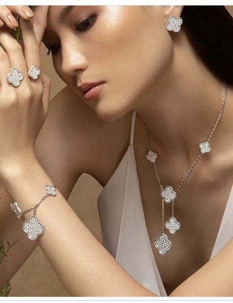 Van Cleef Set, Jewelry Mood Board, Van Cleef And Arpels Jewelry, The Bling Ring, Jewelry Photography Styling, Clover Jewelry, Jewelry Editorial, Expensive Jewelry Luxury, Diamond Necklace Designs