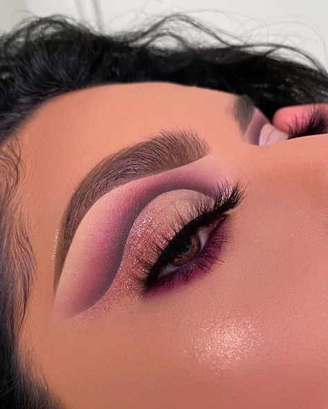 Certified Makeup Artist on Instagram: “✨SWEET✨ - 🇺🇸: I couldn’t anymore, had to go back to this angle/style of pictures lol I eNjOY It mOrE OkAyYyy😅 - 🇲🇽: Ya no pude, tuve que…” Artist Instagram Story, Maroon Makeup, Makeup Colorful, Makeup Pictorial, Makeup Simple, Eye Makeup Looks, Makeup Is Life, Artist Instagram, Colorful Eye Makeup