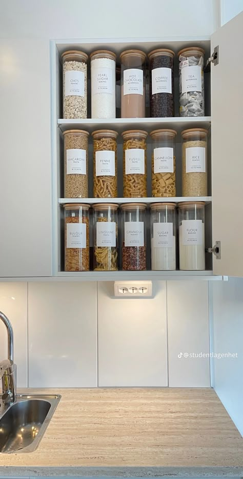 Organized Pantry, Pantry Organisation, Desain Pantry, House Organisation, Kitchen Organisation, Dream Apartment Decor, Future Apartment Decor, Kitchen Hacks Organization, Apartment Organization