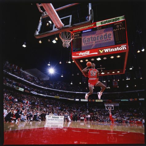 Classic photo of Michael Jordan at the 1988 Slam Dunk Contest (when he won) Michael Jordan Dunk Contest, Nba Slam Dunk Contest, Michael Jordan Autograph, Dunk Contest, Michael Jordan Photos, Michael Jordan Pictures, Reggie Miller, Paul Pierce, Karl Malone