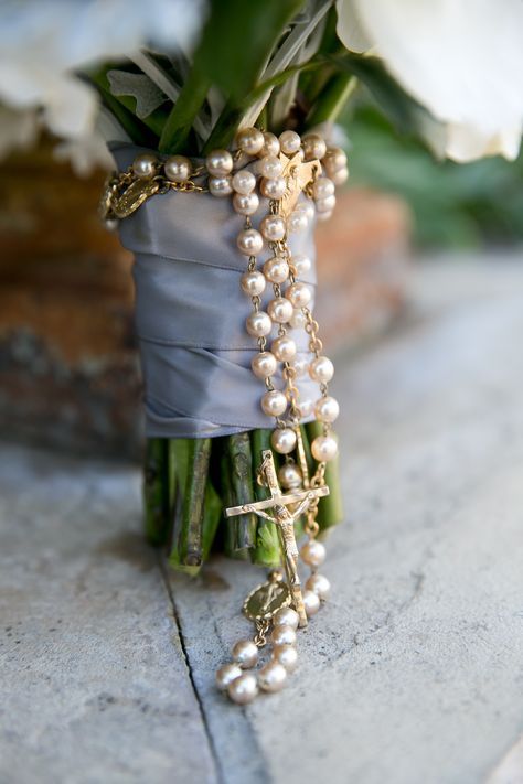 Mexican Catholic Wedding, Glam Outdoor Wedding, Rosary Wedding, Wedding Table Ideas, Wedding Rosary, Wedding Bouquet Ideas, Unique Wedding Bouquet, Wedding Information, Catholic Wedding