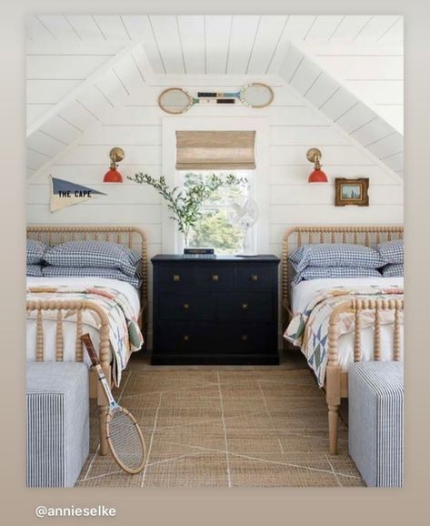 White Lake House Bedroom, Classic Americana Home, Bunk Beds Lake House, Annie Selke Bedroom, New England House Interior Design, Cap Cod Bedroom Ideas, Designer Guest Bedroom, Boys Lake House Bedroom, Bunk Bed Sconces