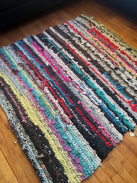 Rug From Old Clothes, Diy Rug Ideas, Crochet Rug Patterns Free, Making Yarn, Rag Rug Diy, Rag Rug Tutorial, Braided Rag Rugs, Crochet Rag Rug, Diy Rugs