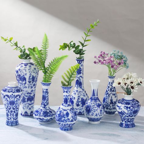 Chinoiserie Party, Centerpieces Living Room, Table Decor Centerpieces, Bookshelf Vintage, Blue Floral Decor, Vase Blue And White, Living Room Bookshelf, Decor Centerpieces, Room Bookshelf